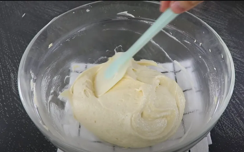 Bước 3: Trộn nhẹ bột với hỗn hợp chuẩn bị ở bước 2