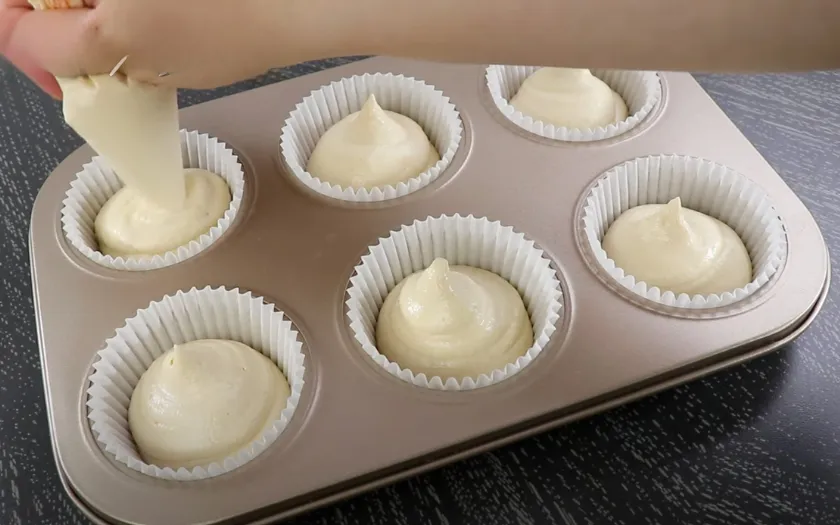 Bước 4: Dùng túi bắt kem bóp bột vào khuôn đã chuẩn bị sẵn