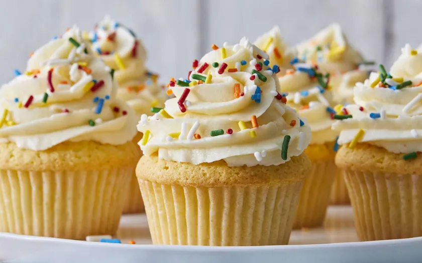 Bước 6: Trang trí bánh tuỳ theo sở thích của bạn