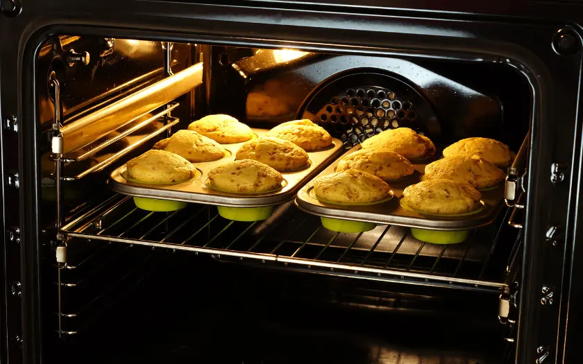 Làm nóng lò trước ở nhiệt độ khoảng 170-175°C, nướng trong khoảng 15-25 phút tùy kích thước