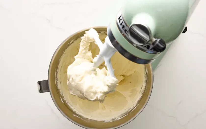Đánh phần whipping cream sao cho hỗn hợp có chóp mềm nhẹ, không quá cứng
