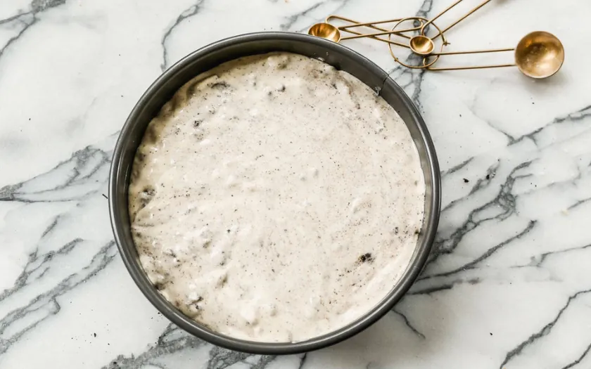 Bánh phô mai oreo sau khi đã đổ vào khuôn để làm lạnh