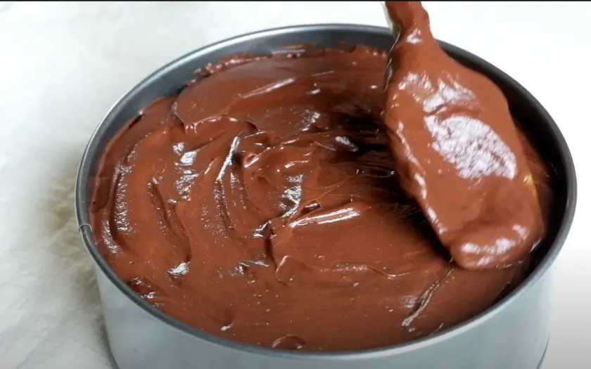 Bước 3: Trộn kem tươi cùng socola, sau đó đổ vào khuôn