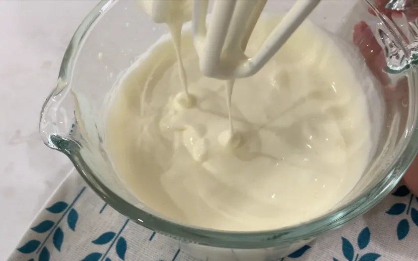 Đánh kem tươi với đường tới khi kem hơi sánh