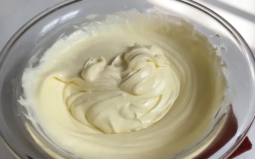 Trộn hỗn hợp kem tươi và kem phô mai