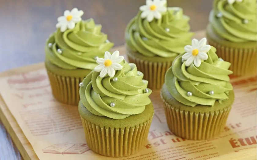 Bước 5: Trang trí bằng trái cây tươi, sprinkles và thưởng thức cùng người thân