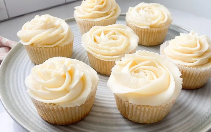 Sữa chua lên men nhẹ nhàng tạo nên chiếc cupcake mềm mịn, ăn hoài không ngán