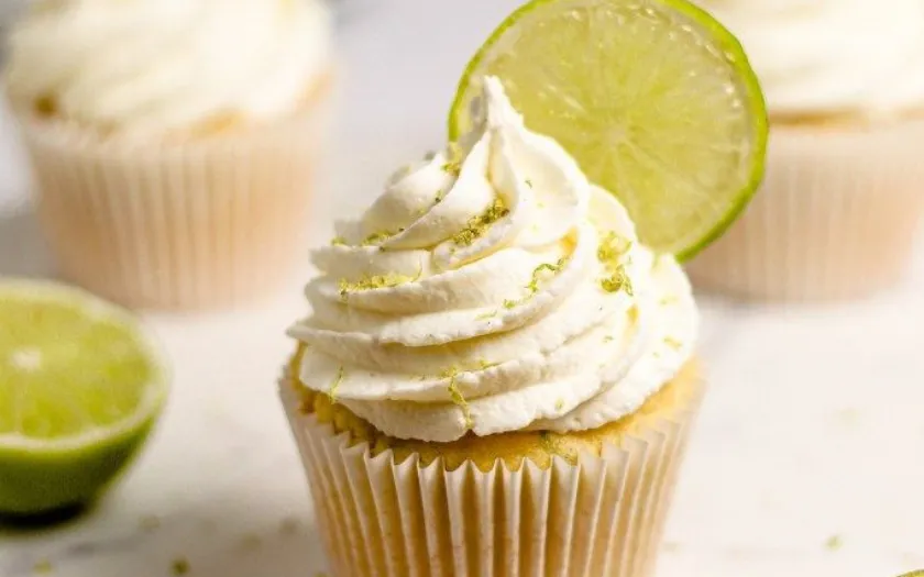 Sự kết hợp giữa chanh chua thanh và bơ ngậy béo tạo nên chiếc cupcake hài hòa