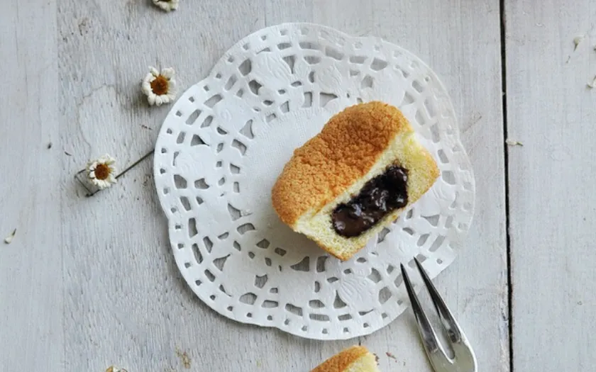 Nhân socola đậm đà tan chảy trong từng miếng cupcake mềm ẩm