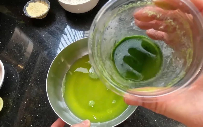 Chắt nước cốt lá dứa để bánh có mùi thơm màu xanh hấp dẫn