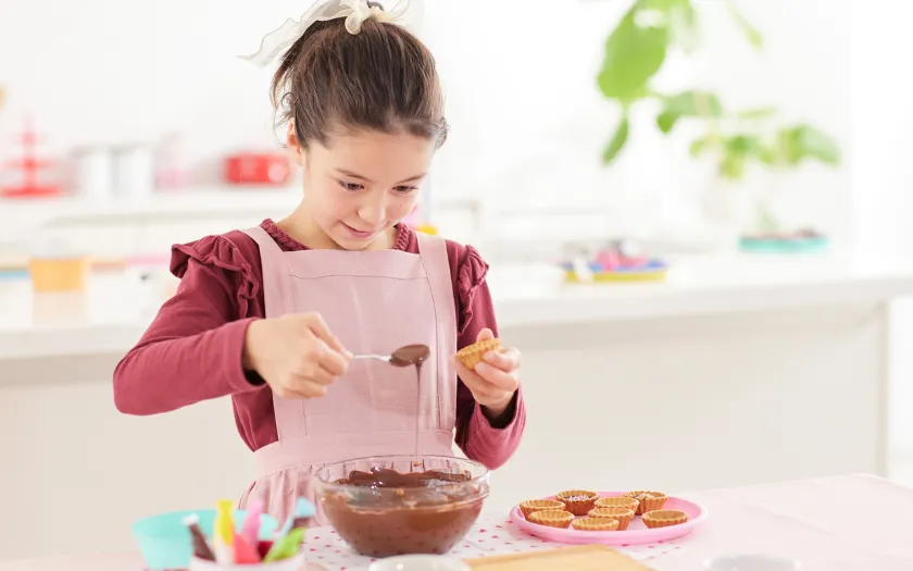 Trẻ em làm Cupcake Chocolate đơn giản tại nhà