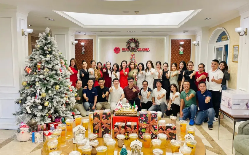 Đồng nghiệp vui vẻ trong bữa tiệc Giáng Sinh công ty