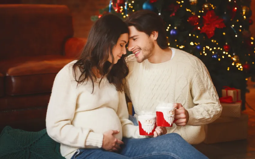 Cặp đôi vợ chồng hạnh phúc bên cây thông Noel, trang trí lãng mạn