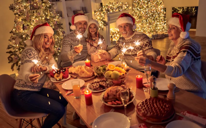 Gia đình quây quần bên cây thông Noel, không khí ấm cúng