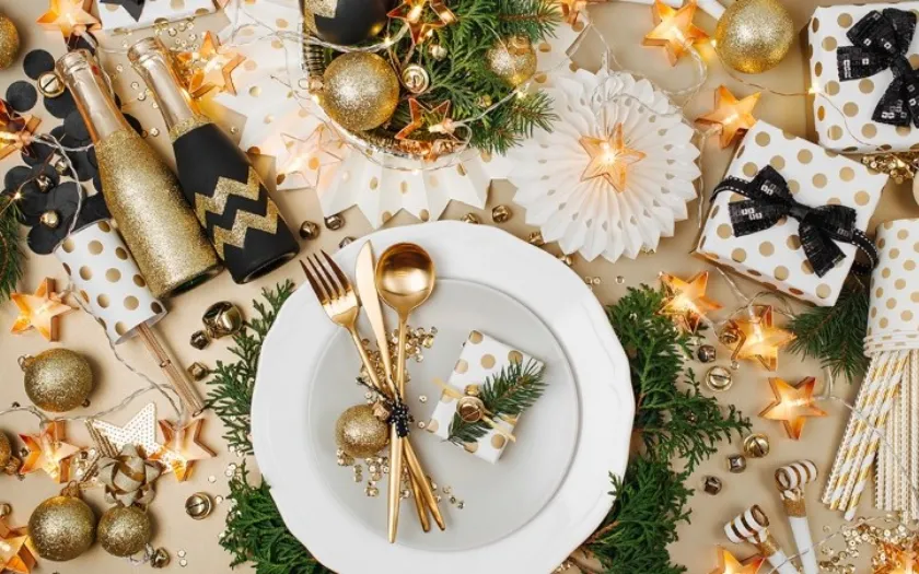  Bàn tiệc Giáng Sinh với những hộp quà nhỏ tạo cảm giác vui tươi, sinh động cho bàn tiệc