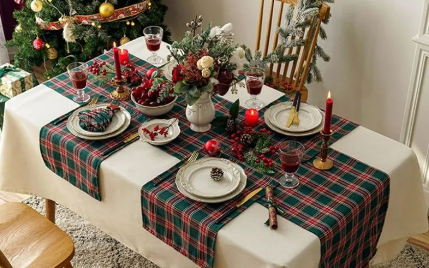 Họa tiết tartan đỏ - xanh lá là biểu tượng gợi nhớ đến Giáng Sinh truyền thống