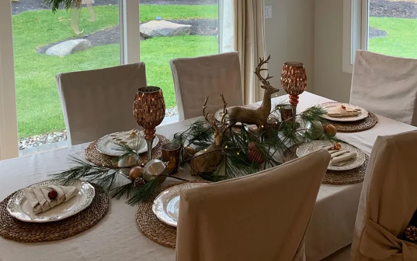 Bàn tiệc Giáng Sinh dùng nến, hươu tuần lộc bằng gỗ