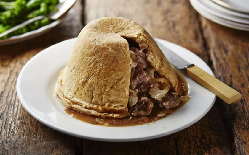 Bánh pudding ban đầu được làm bằng cách trộn thịt, mỡ, ngũ cốc và gia vị lại với nhau