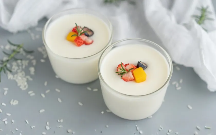 Pudding sữa có màu trắng bắt mắt, mềm mịn và tan chảy ngay đầu lưỡi