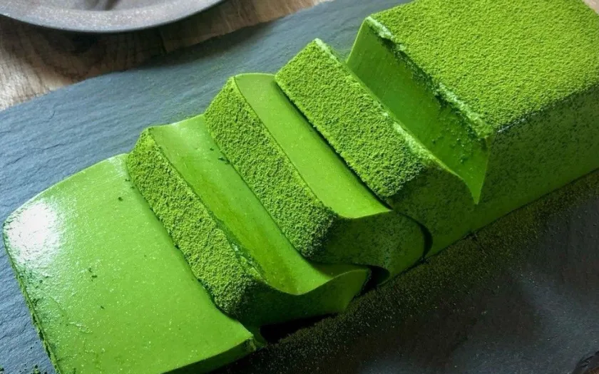 Pudding matcha có màu xanh dịu mắt cùng hương vị đắng nhẹ đặc trưng cực kỳ tinh tế