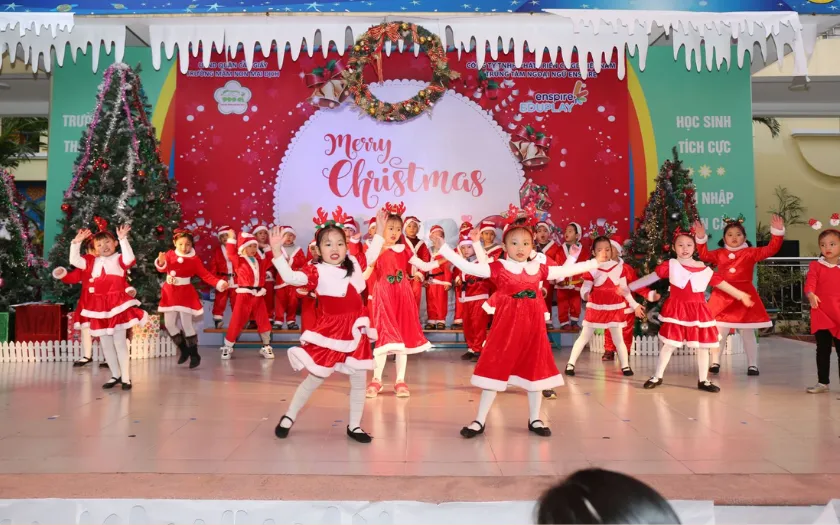 Các bạn học sinh biểu diễn văn nghệ Noel