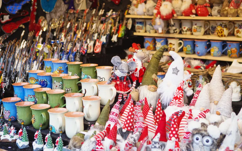 Tham quan và chọn lựa những món đồ xinh xắn tại khu chợ để cảm nhận không khí lễ hội