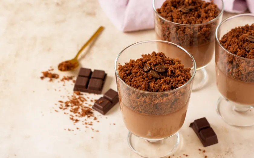 Pudding cacao nguyên chất đậm đà, ít đường, phủ vụn bánh cacao