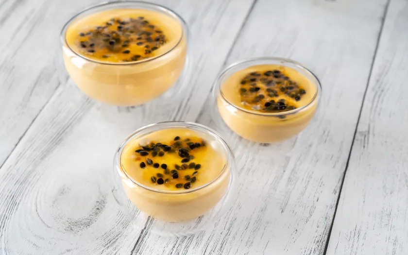 Pudding chanh leo chua ngọt phủ hạt chanh leo giòn giòn