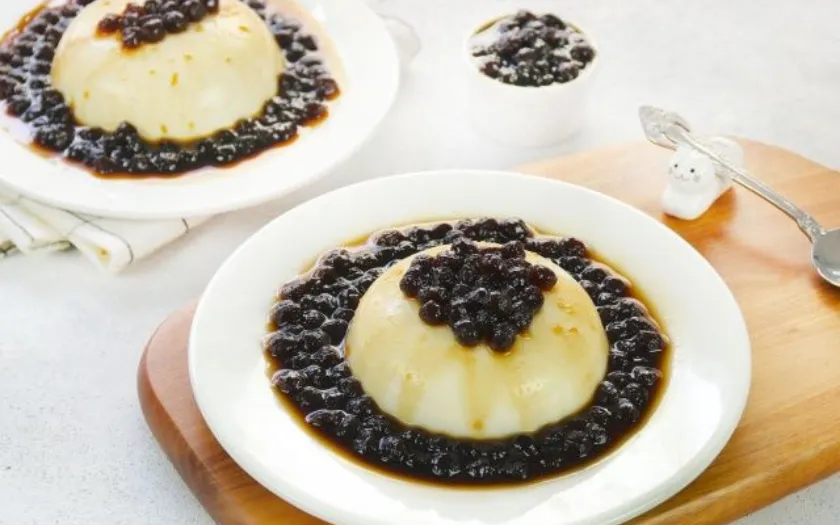 Pudding trà sữa topping trân châu đen món tráng miệng hòa quyện trà đen và sữa