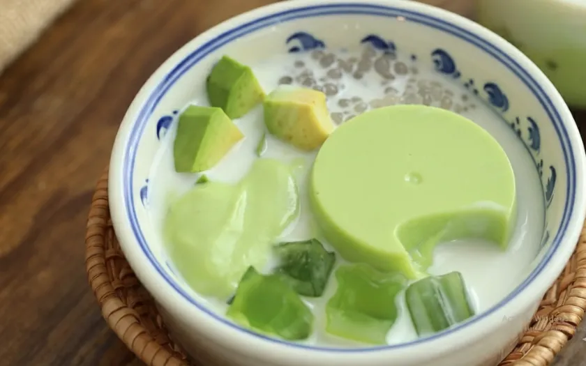 Pudding bơ mềm mịn ăn kèm sữa và topping thanh mát