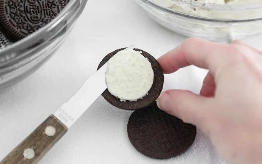 Trộn đều hỗn hợp bột khô và bột ướt