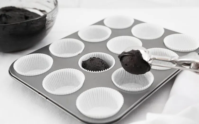 Cho hỗn hợp vừa trộn đều vào khuôn