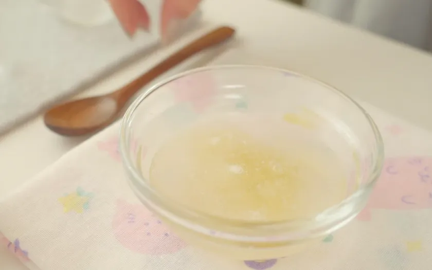 Bước 1: Chuẩn bị phần gelatin bằng cách ngâm bột gelatin cùng nước ấm và khuấy tan