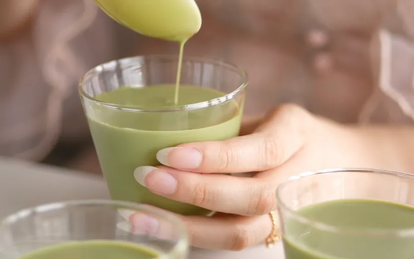 Bước 4: Đổ ra khuôn và cho vào ngăn mát tủ lạnh để pudding đạt kết cấu chuẩn 