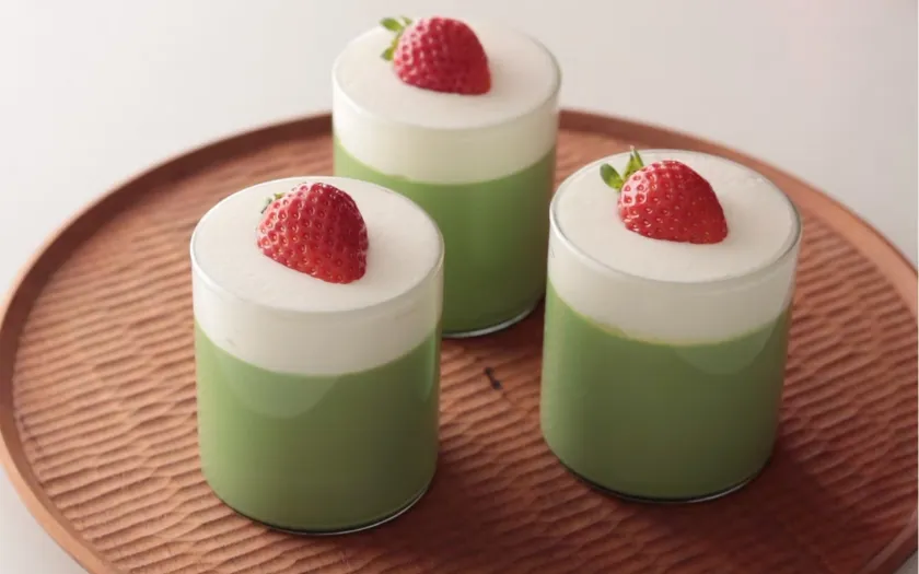 Bước 5: Trang trí thêm bằng kem tươi hoặc hoa quả giúp pudding ngon hơn