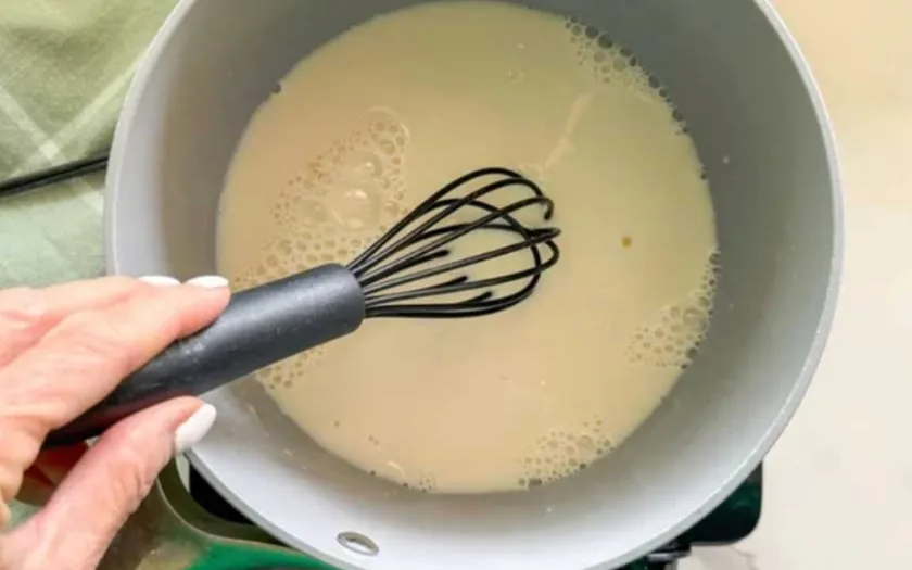 Bước 1: Trộn hỗn hợp sữa và bột bắp 