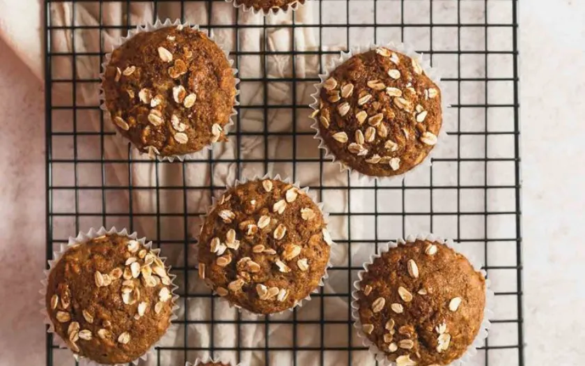 Sau khi nướng, bạn cần để bánh trên giá làm nguội từ 5 phút trở lên