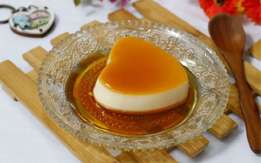 Khi pudding đã đông, bạn có thể trang trí thêm bằng trái cây tươi, sốt trái cây, hoặc thưởng thức trực tiếp. 