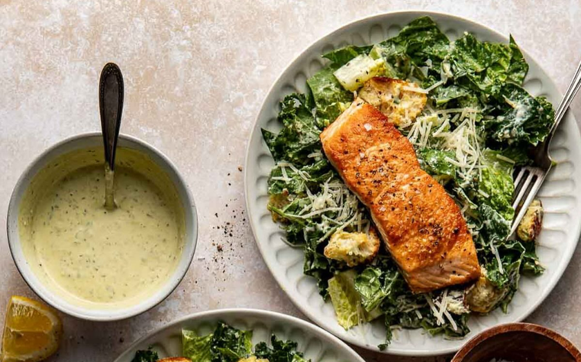 Caesar Salad kết hợp với cá hồi xông khói