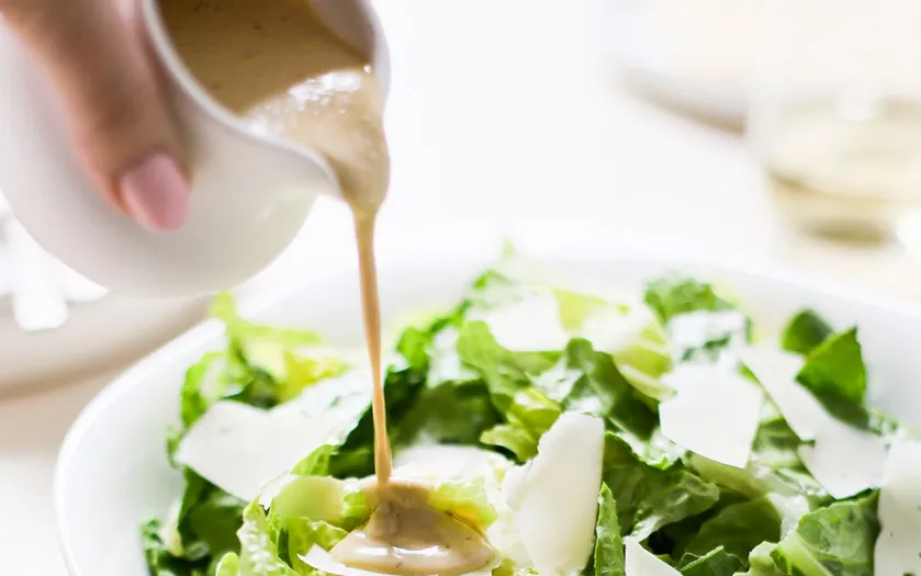 Trộn đều sốt Caesar để ngấm vị 