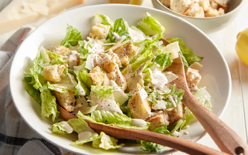 Thêm phô mai và croutons để hoàn thành món ăn