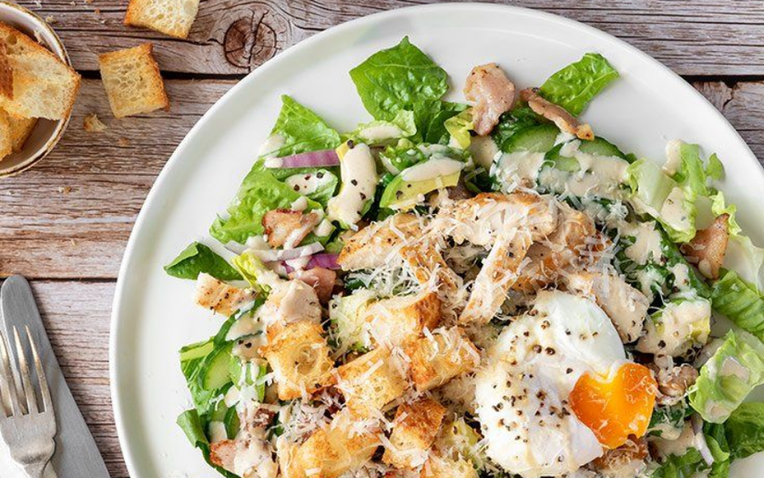 Caesar Salad kết hợp với trứng lòng đào