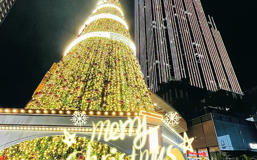 Cây thông khổng lồ tại Landmark 81 khi về đêm