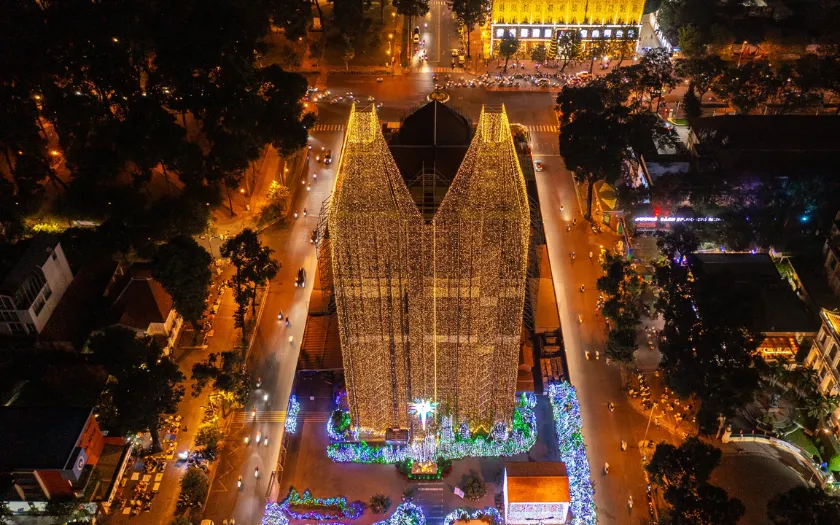 Nhà thờ Đức Bà như cung điện cổ tích mùa Giáng Sinh