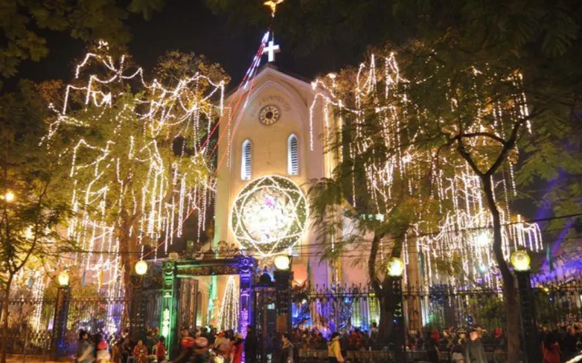 Nhà thờ Hàm Long trang hoàng trong mùa lễ hội