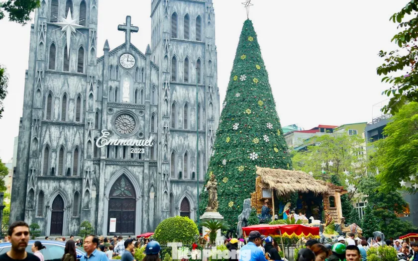Nhiều người đổ về nhà thờ Lớn để vui chơi, check-in và cùng đón một mùa Giáng sinh an lành