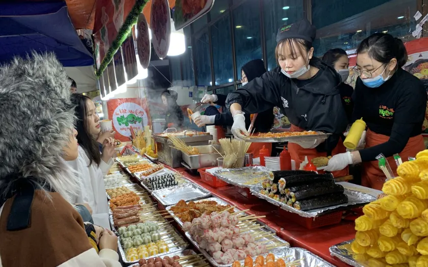 Phiên chợ Giáng Sinh độc đáo với hàng trăm món ăn hấp dẫn