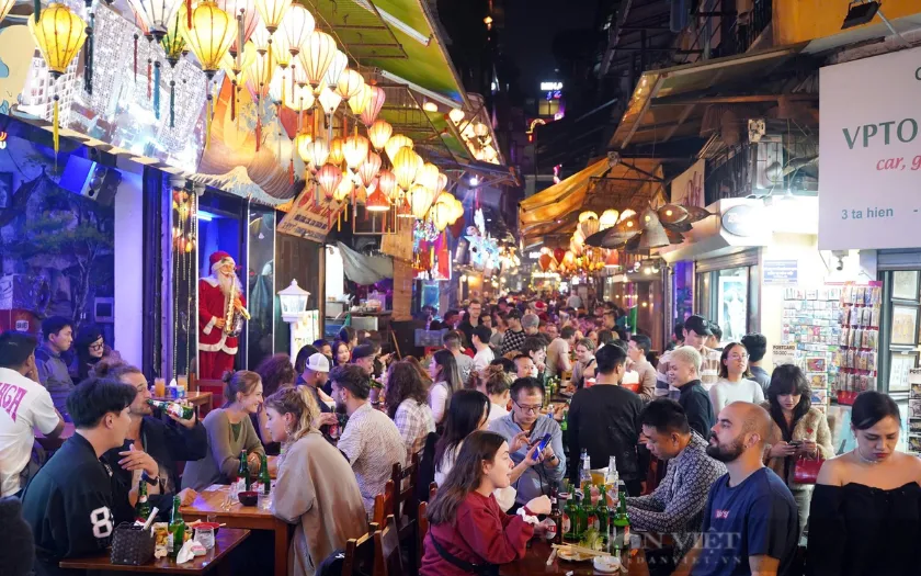 Con phố sôi động nhất Hà Nội về đêm