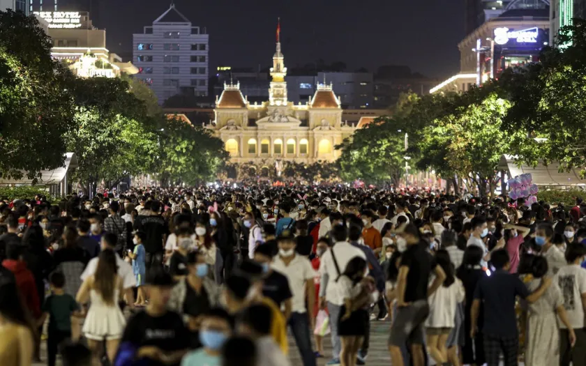 Phố đi bộ Nguyễn Huệ kín người trước thềm Giáng Sinh