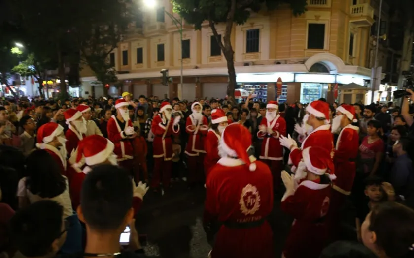 Mọi người tấp nập đón giáng sinh tại phố đi bộ Hồ Gươm